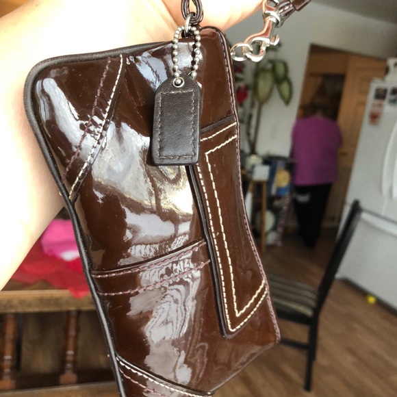 🌷♥️❤️👜🌸🌹🔥coach brown patent leather wristlet - Picture 6 of 7